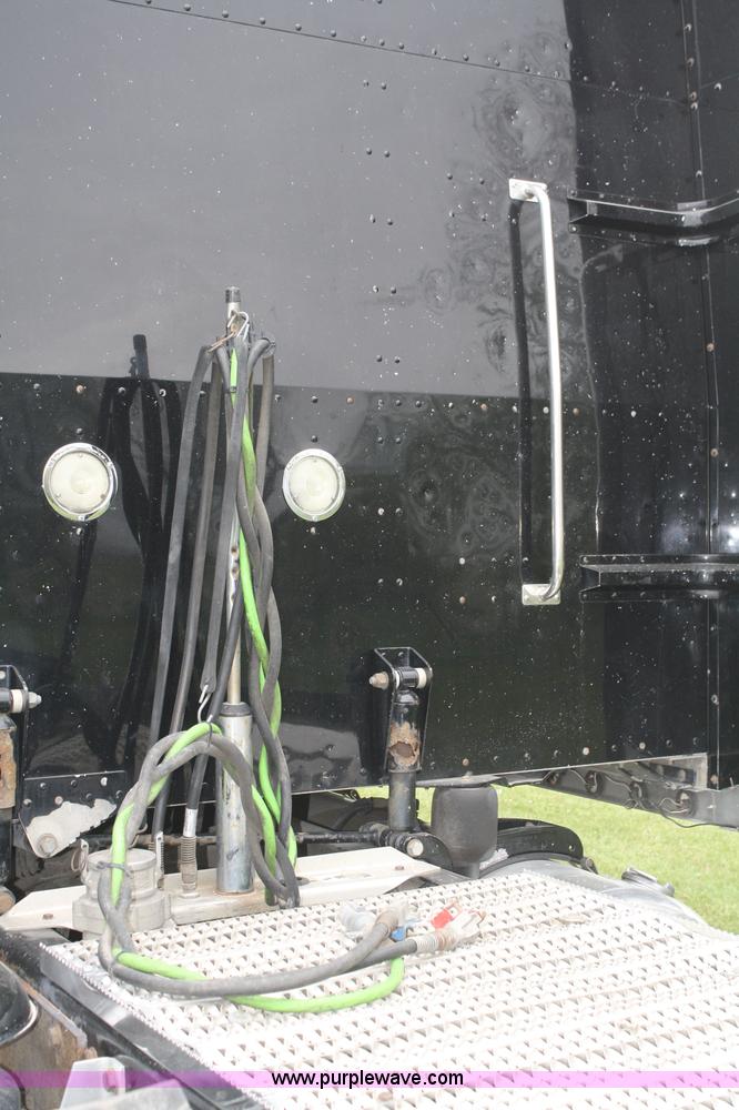 image for item B6576 2005 Peterbilt 379 semi truck