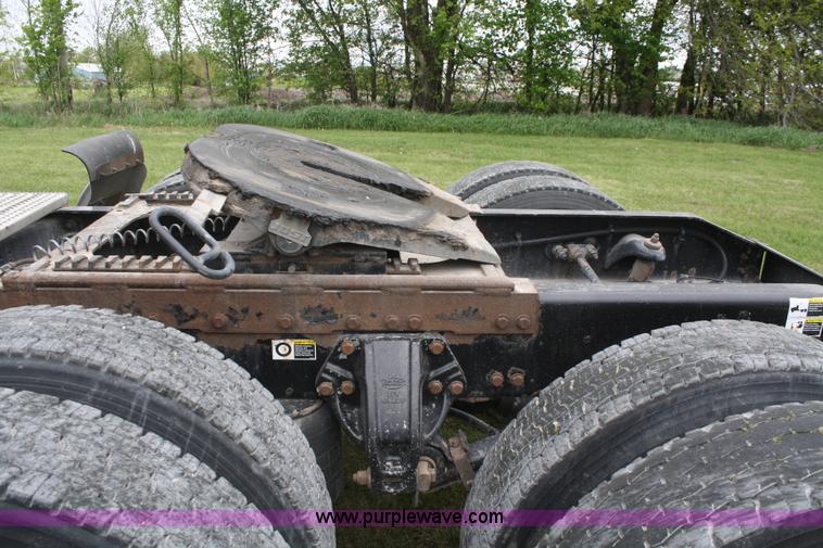 image for item B6576 2005 Peterbilt 379 semi truck