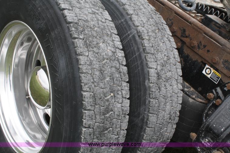 image for item B6576 2005 Peterbilt 379 semi truck