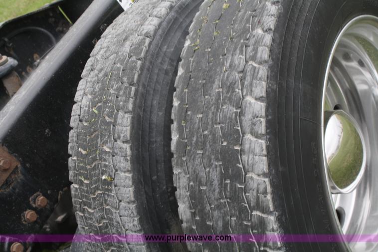 image for item B6576 2005 Peterbilt 379 semi truck