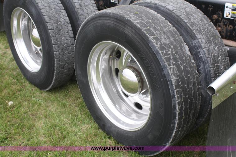 image for item B6576 2005 Peterbilt 379 semi truck