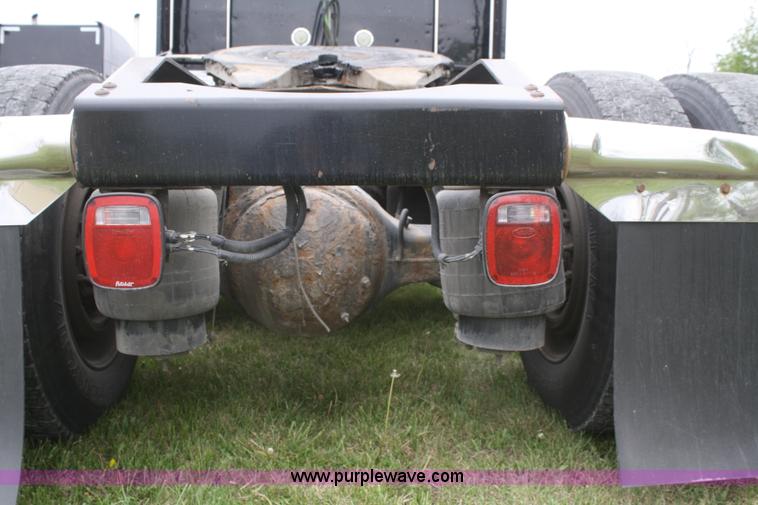 image for item B6576 2005 Peterbilt 379 semi truck