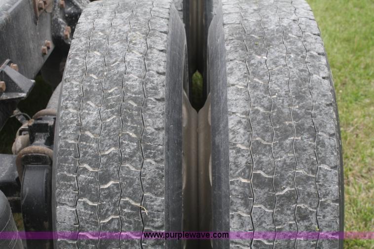 image for item B6576 2005 Peterbilt 379 semi truck