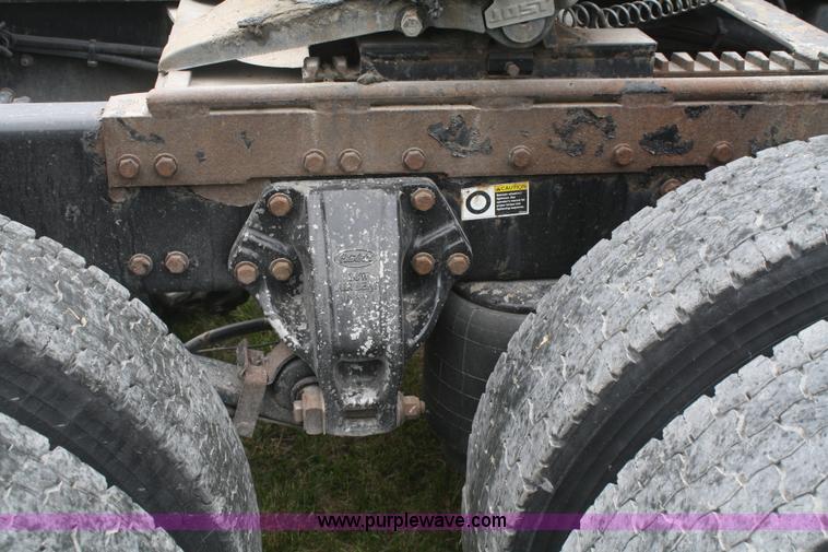 image for item B6576 2005 Peterbilt 379 semi truck