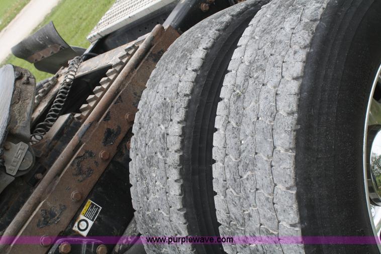 image for item B6576 2005 Peterbilt 379 semi truck