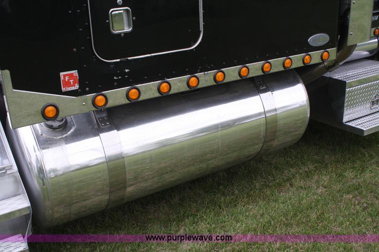 image for item B6576 2005 Peterbilt 379 semi truck