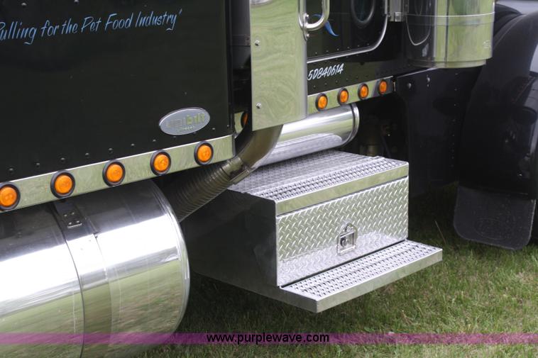 image for item B6576 2005 Peterbilt 379 semi truck