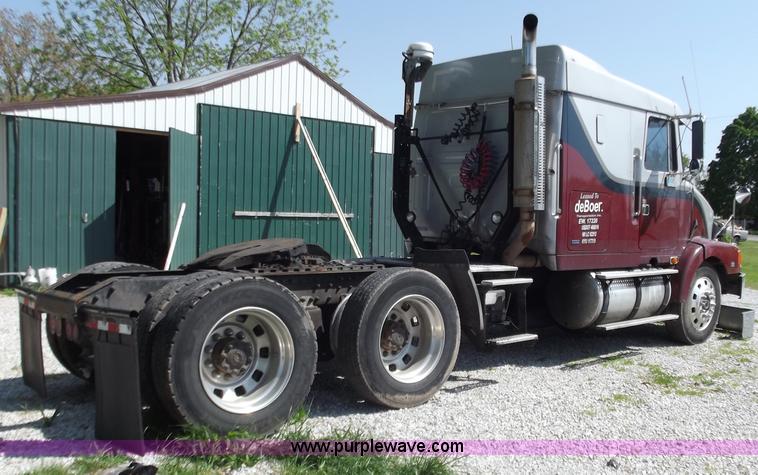 image for item B9210 1995 Volvo WIA semi truck
