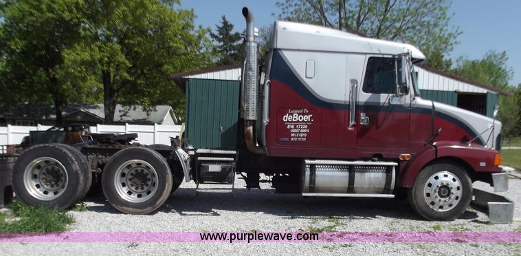 image for item B9210 1995 Volvo WIA semi truck