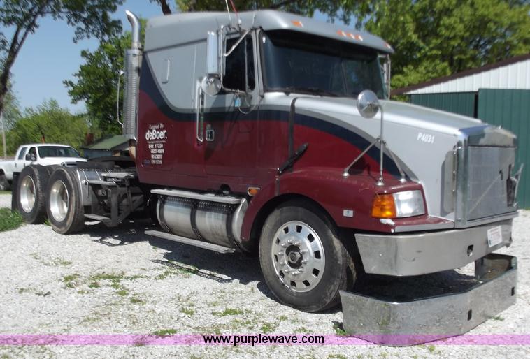 image for item B9210 1995 Volvo WIA semi truck