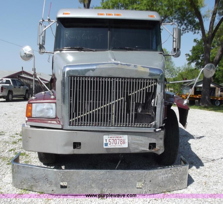 image for item B9210 1995 Volvo WIA semi truck