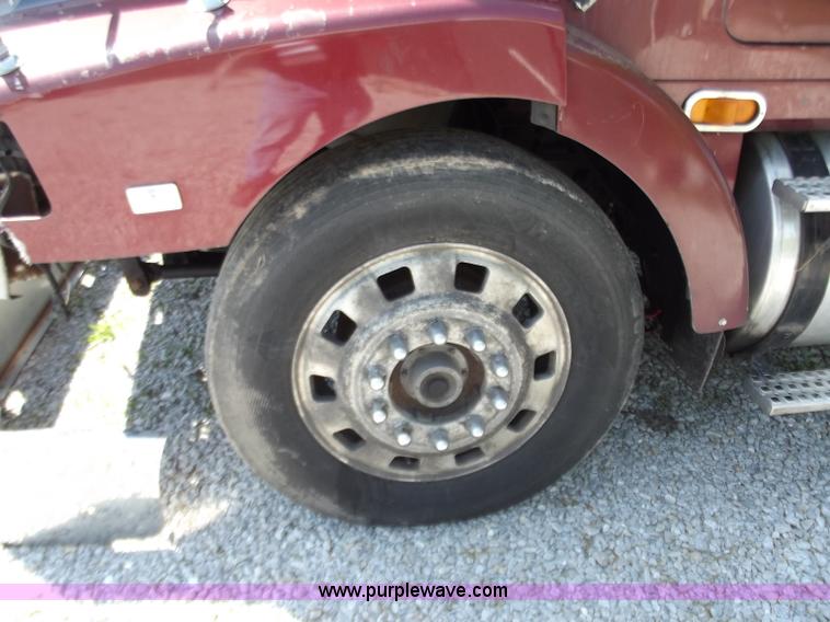 image for item B9210 1995 Volvo WIA semi truck