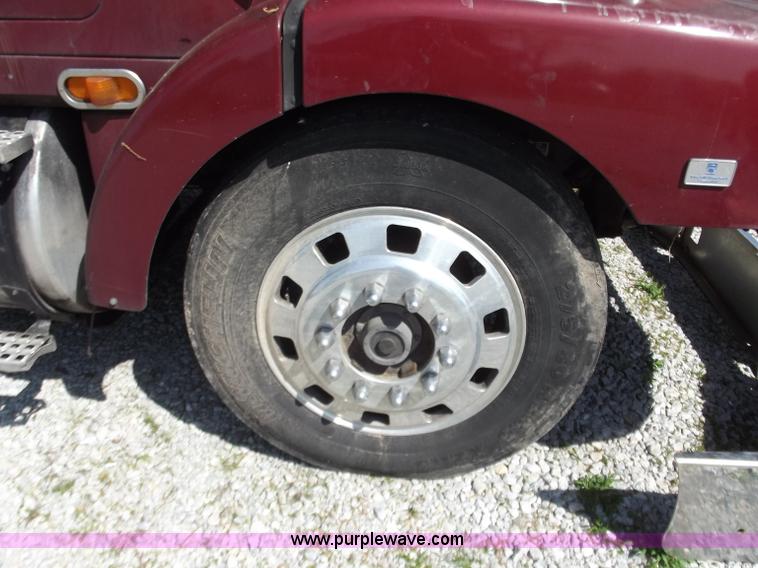 image for item B9210 1995 Volvo WIA semi truck