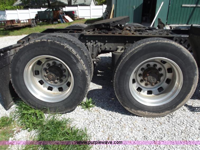 image for item B9210 1995 Volvo WIA semi truck