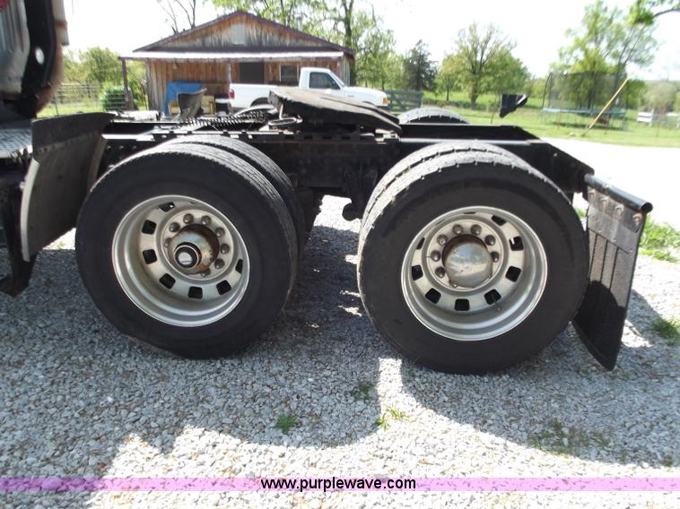 image for item B9210 1995 Volvo WIA semi truck