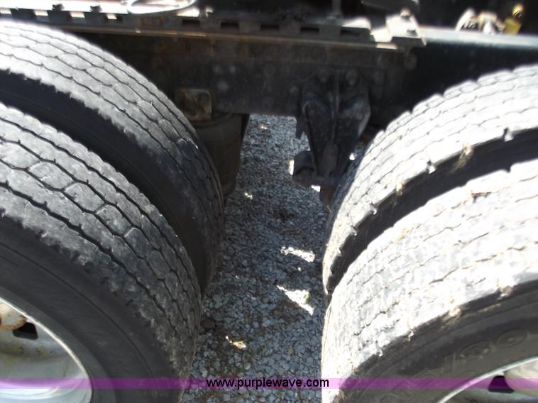 image for item B9210 1995 Volvo WIA semi truck