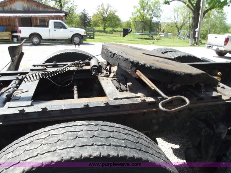 image for item B9210 1995 Volvo WIA semi truck