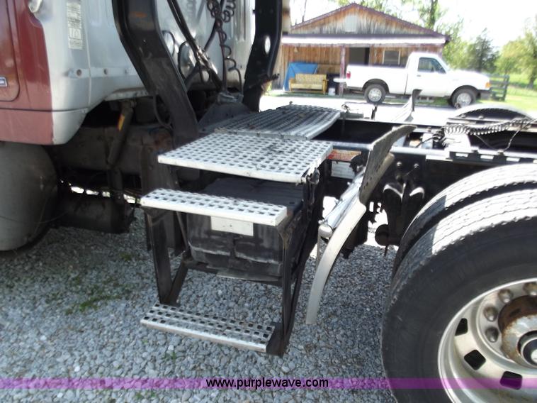 image for item B9210 1995 Volvo WIA semi truck