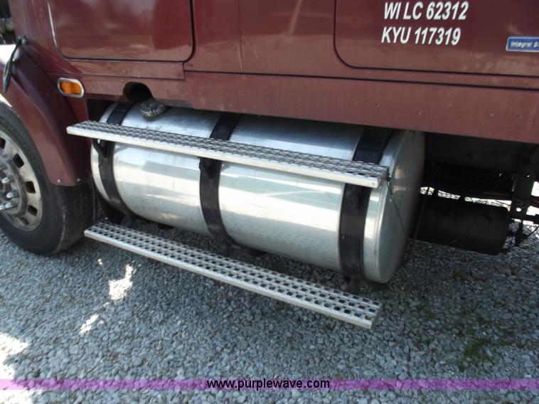 image for item B9210 1995 Volvo WIA semi truck