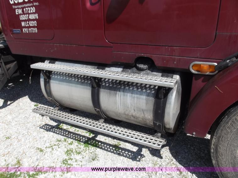 image for item B9210 1995 Volvo WIA semi truck