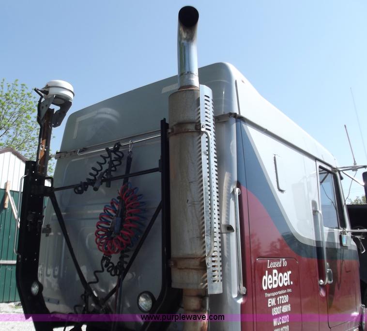 image for item B9210 1995 Volvo WIA semi truck