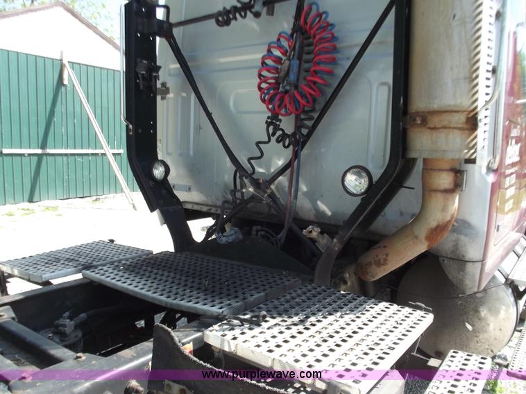 image for item B9210 1995 Volvo WIA semi truck