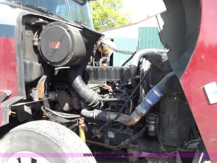 image for item B9210 1995 Volvo WIA semi truck