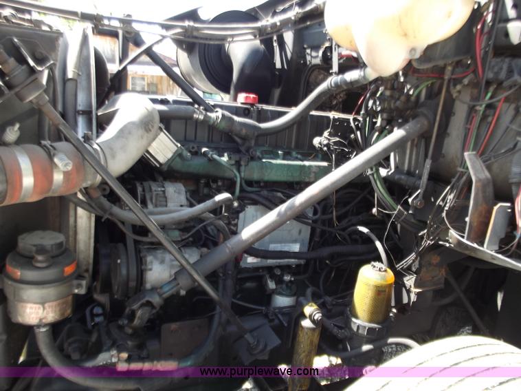 image for item B9210 1995 Volvo WIA semi truck