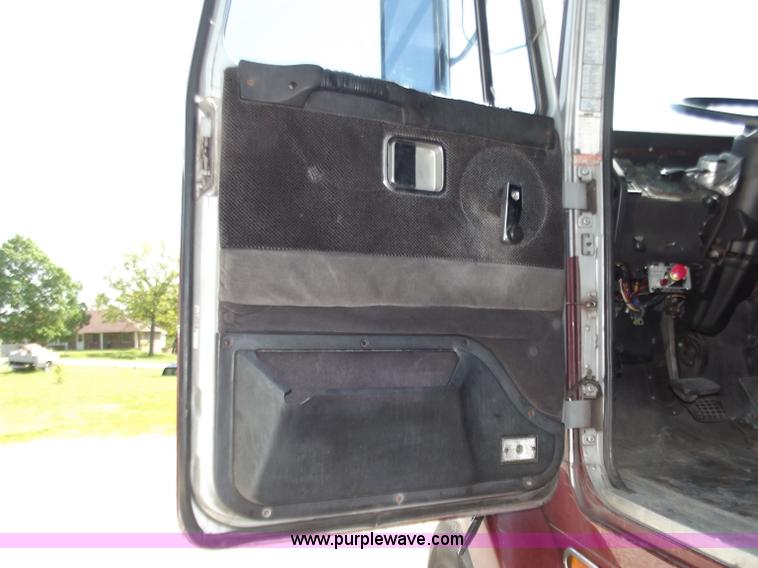 image for item B9210 1995 Volvo WIA semi truck