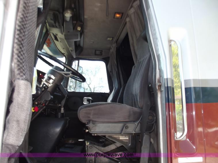 image for item B9210 1995 Volvo WIA semi truck