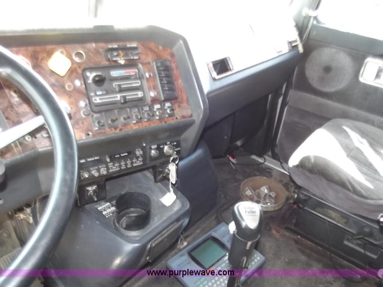 image for item B9210 1995 Volvo WIA semi truck