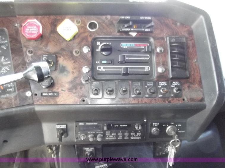 image for item B9210 1995 Volvo WIA semi truck