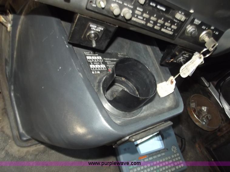 image for item B9210 1995 Volvo WIA semi truck