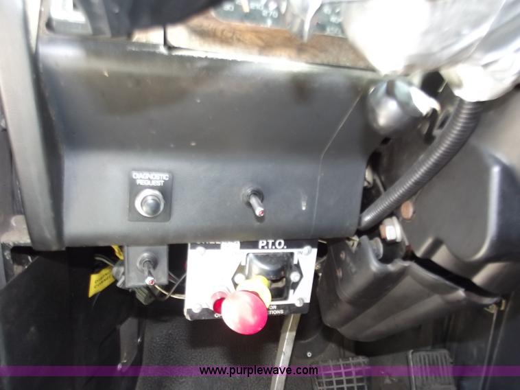 image for item B9210 1995 Volvo WIA semi truck