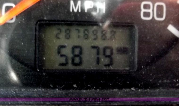 image for item B9210 1995 Volvo WIA semi truck