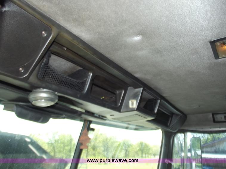 image for item B9210 1995 Volvo WIA semi truck