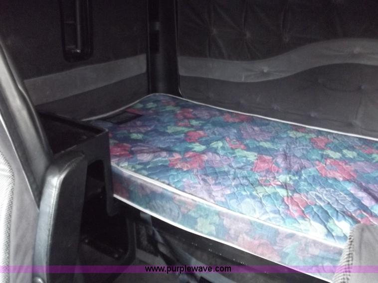 image for item B9210 1995 Volvo WIA semi truck