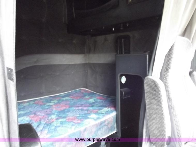 image for item B9210 1995 Volvo WIA semi truck