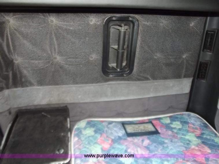 image for item B9210 1995 Volvo WIA semi truck