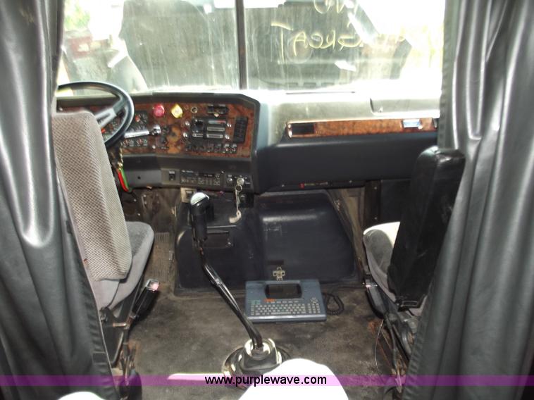 image for item B9210 1995 Volvo WIA semi truck