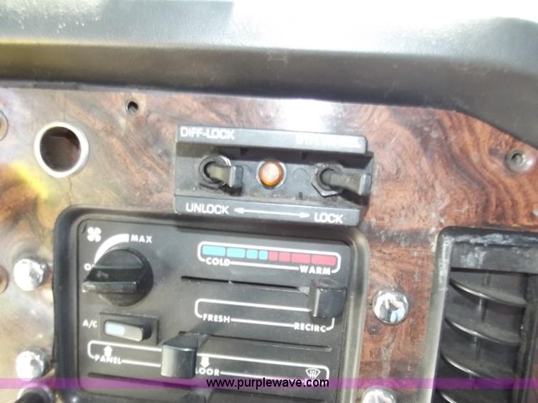 image for item B9210 1995 Volvo WIA semi truck