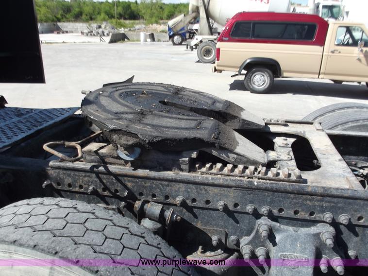 image for item C2002 1999 Freightliner FLD120 semi truck