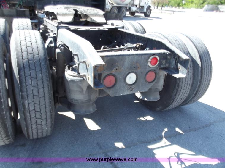 image for item C2002 1999 Freightliner FLD120 semi truck