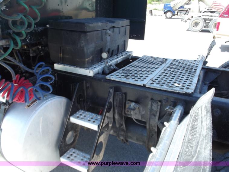 image for item C2002 1999 Freightliner FLD120 semi truck