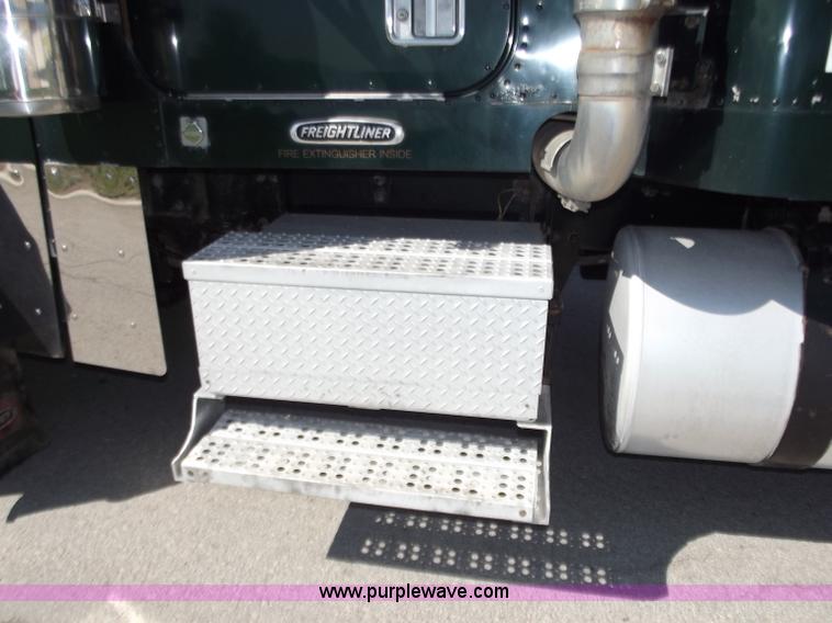 image for item C2002 1999 Freightliner FLD120 semi truck