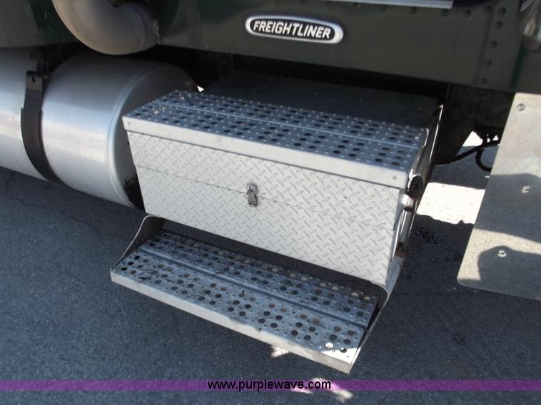 image for item C2002 1999 Freightliner FLD120 semi truck