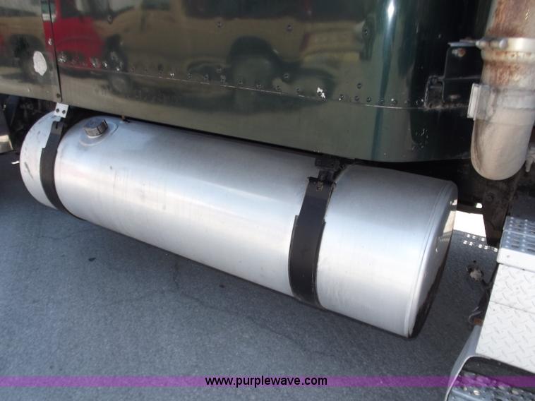 image for item C2002 1999 Freightliner FLD120 semi truck