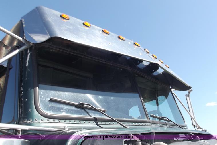 image for item C2002 1999 Freightliner FLD120 semi truck