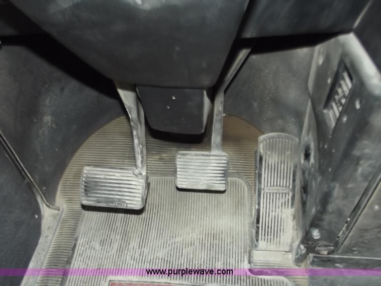 image for item C2002 1999 Freightliner FLD120 semi truck