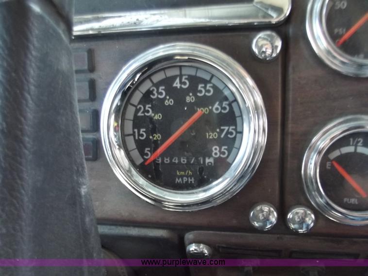 image for item C2002 1999 Freightliner FLD120 semi truck